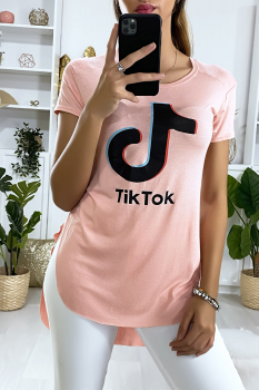 Tee-shirt femme en rose plus long à l'arrière avec écriture TIKTOK.