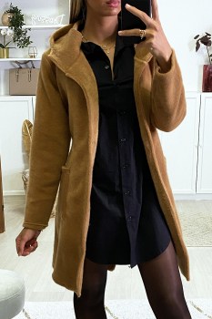Veste camel mi-longue matière très douce, avec poches, ceinture et capuche