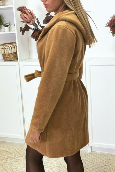 Veste camel mi-longue matière très douce, avec poches, ceinture et capuche