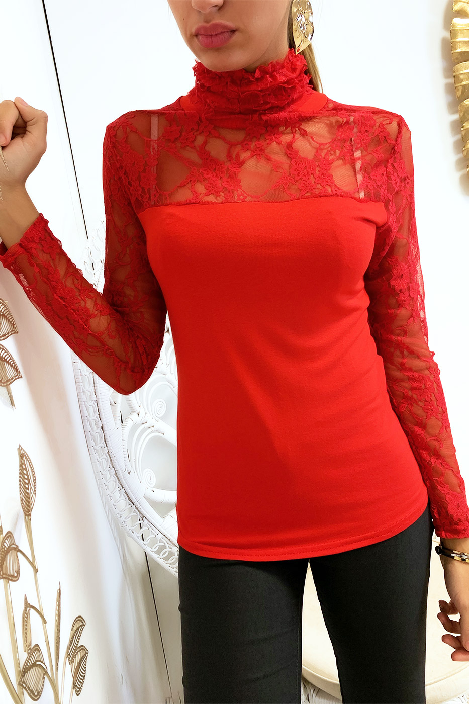Joli petit top rouge en lycra avec buste en dentelle et col